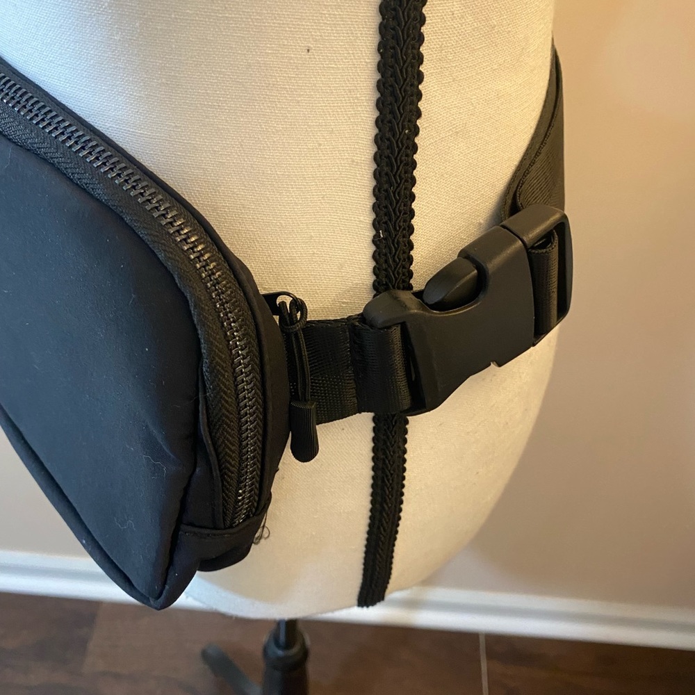 Belt Bag NWOT - Picture 2 of 4